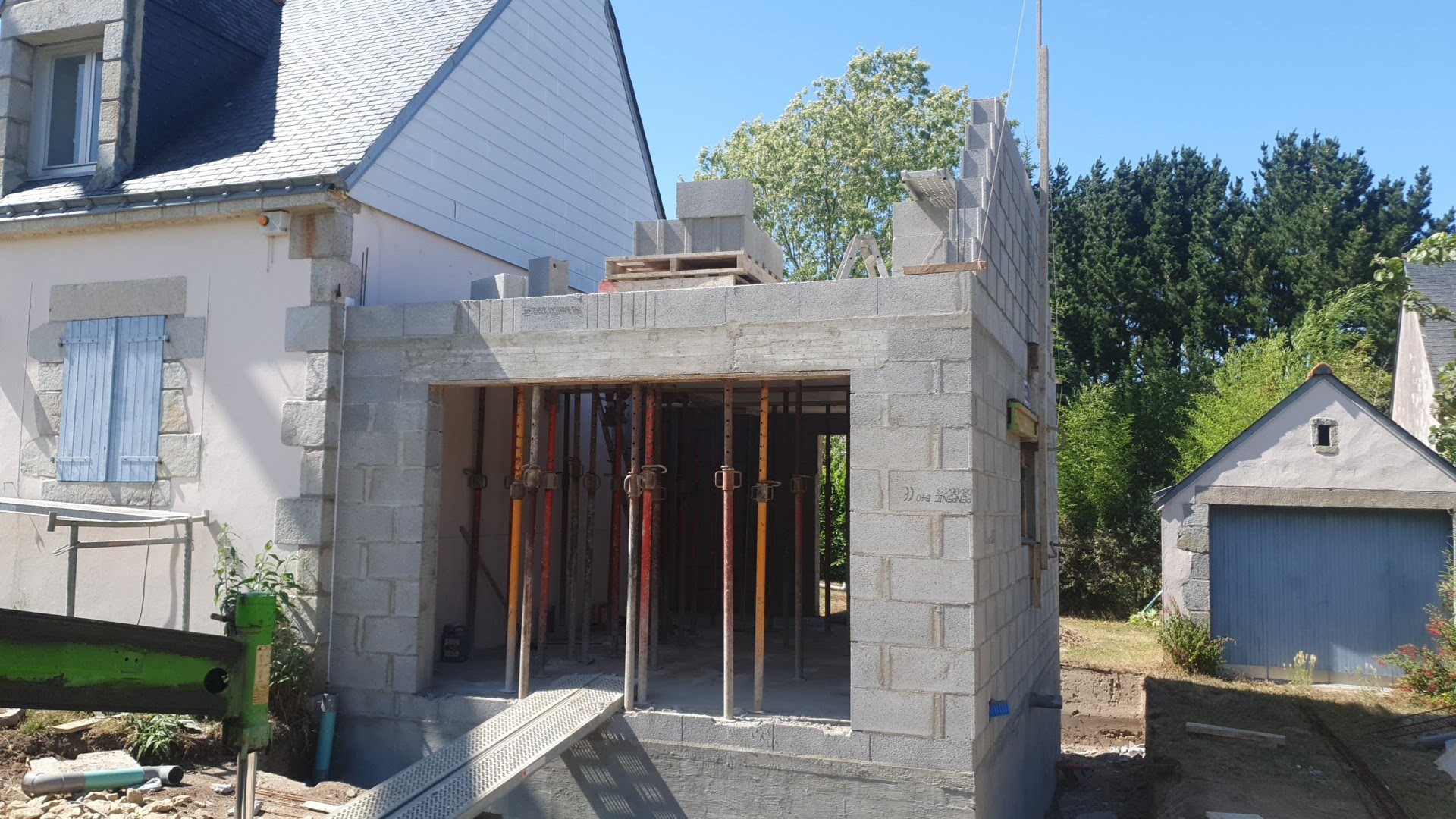 Extension, Rénovation maison pierre sur secteur Carnac, élévations des maçonneries de l'extension du garage