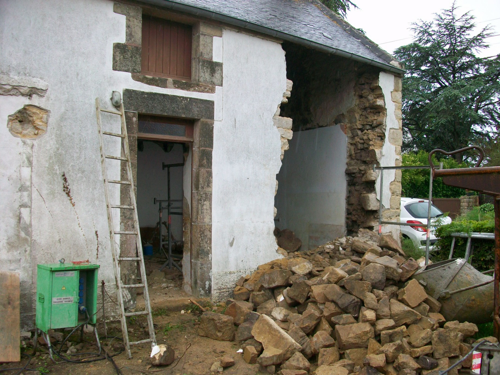 Rénovation maison pierre sur Auray, Passivéo, démolition et créations d'ouvertures dans les murs de façade